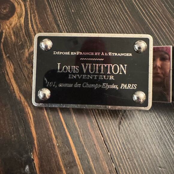 Louis Vuitton Black and Silver Men's Belt Buckle 
Buckle is reversible. 90cm/36” - Picture 1 of 8